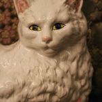 фаянсовая белая кошка бордалло пинейро